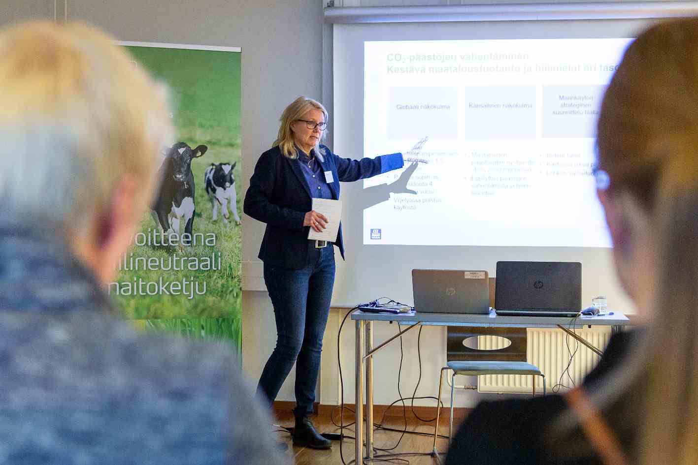 Mervi Sepp&auml;nen kertoo nurmienlannoituksesta.