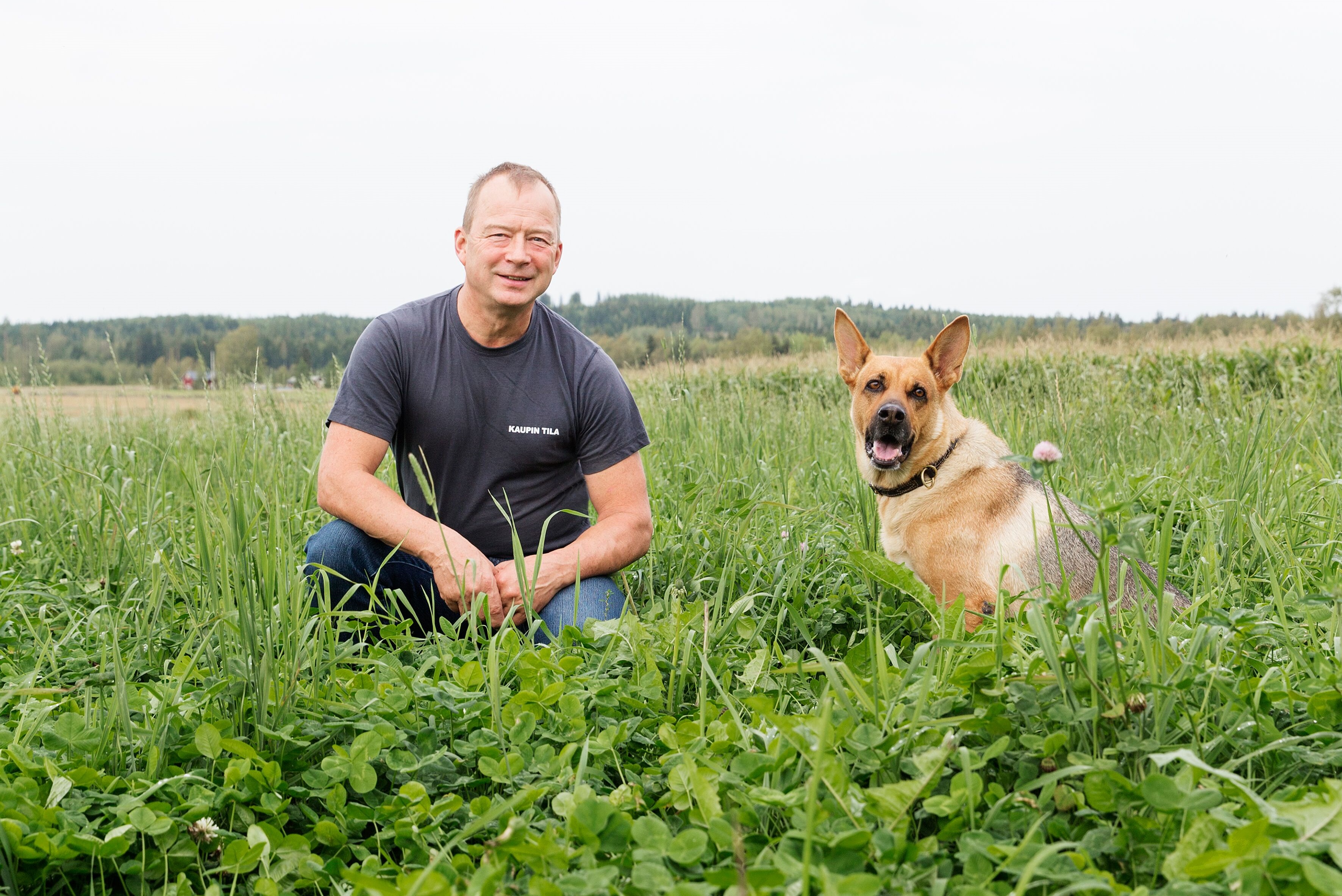Linnainmaa odottaa mielenkiinnolla, millaisia tuloksia pilottitiloilta saadaan. H&auml;nen mukaansa maatalouden roolista ilmastonmuutoksen hillinn&auml;ss&auml; ja siihen sopeutumisessa tarvitaan lis&auml;tietoa.  &rdquo;Nykyisin mediassa liikkuu paljon mututietoa, mutta johtop&auml;&auml;t&ouml;sten pit&auml;&auml; perustua tukittuun tietoon&rdquo;, viljelij&auml; muistuttaa. Vieress&auml; Nala-koira.