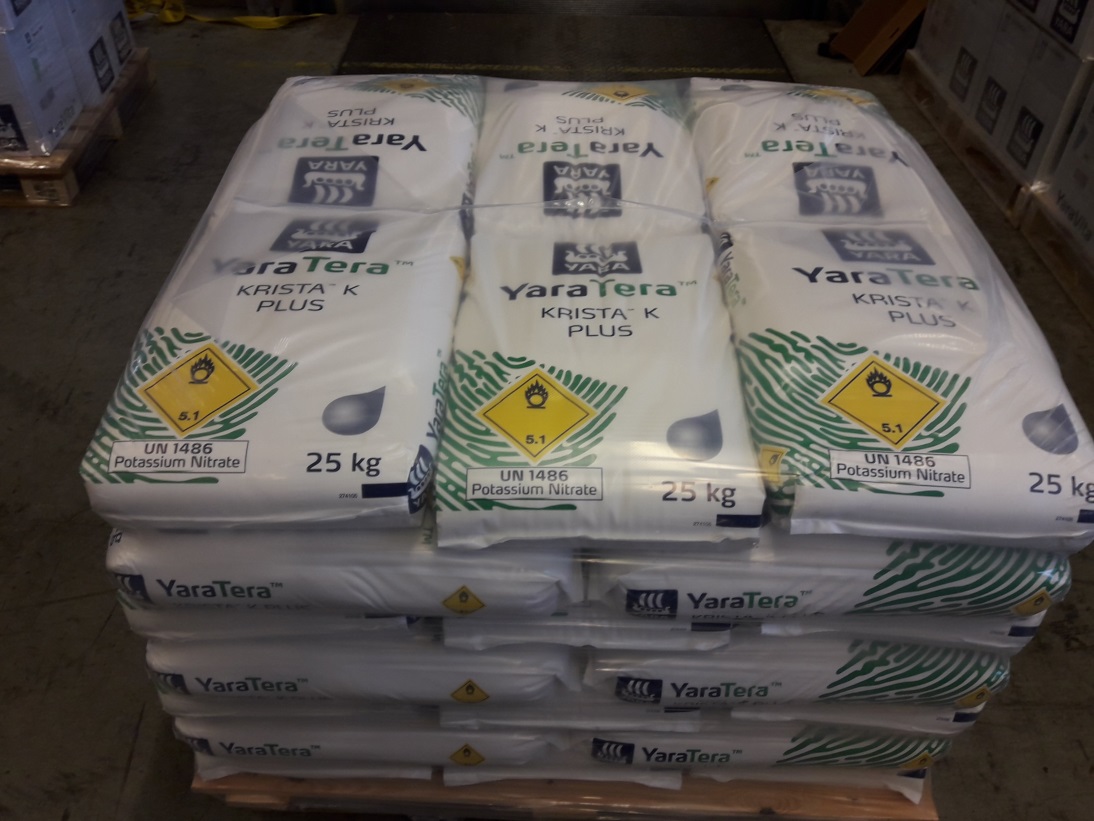 Huputettu lannoitelava, jossa säkeissä VAK-merkinnät päällä ja sivuilla.