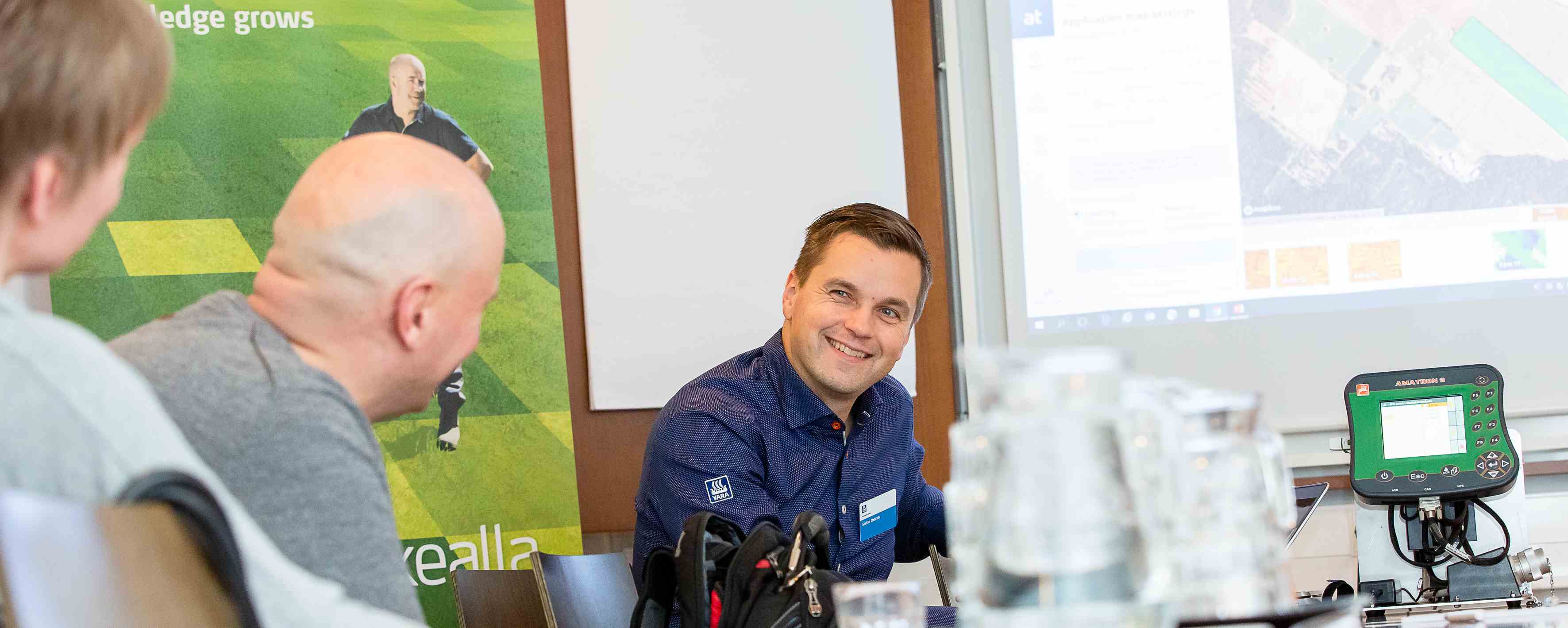 Stefan esittelee Yaran satelliititeknologiaa viljelij&ouml;ille