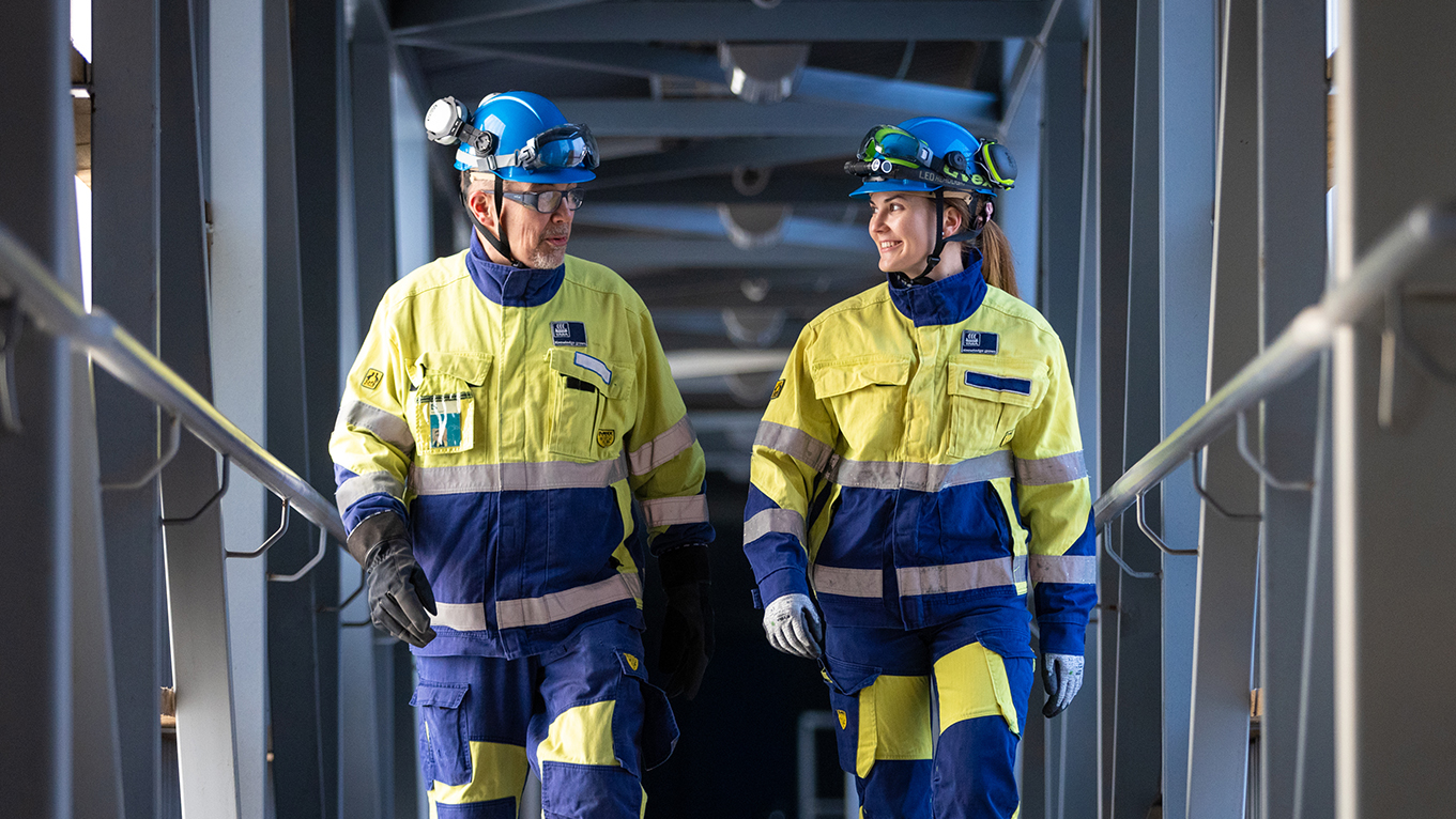 Henkil&ouml;st&ouml; k&auml;velee kulkutunnelissa