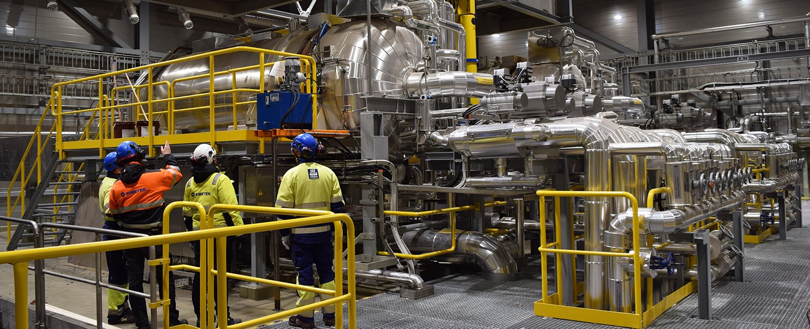 Työntekijöitä rikin sulatuslaitoksella