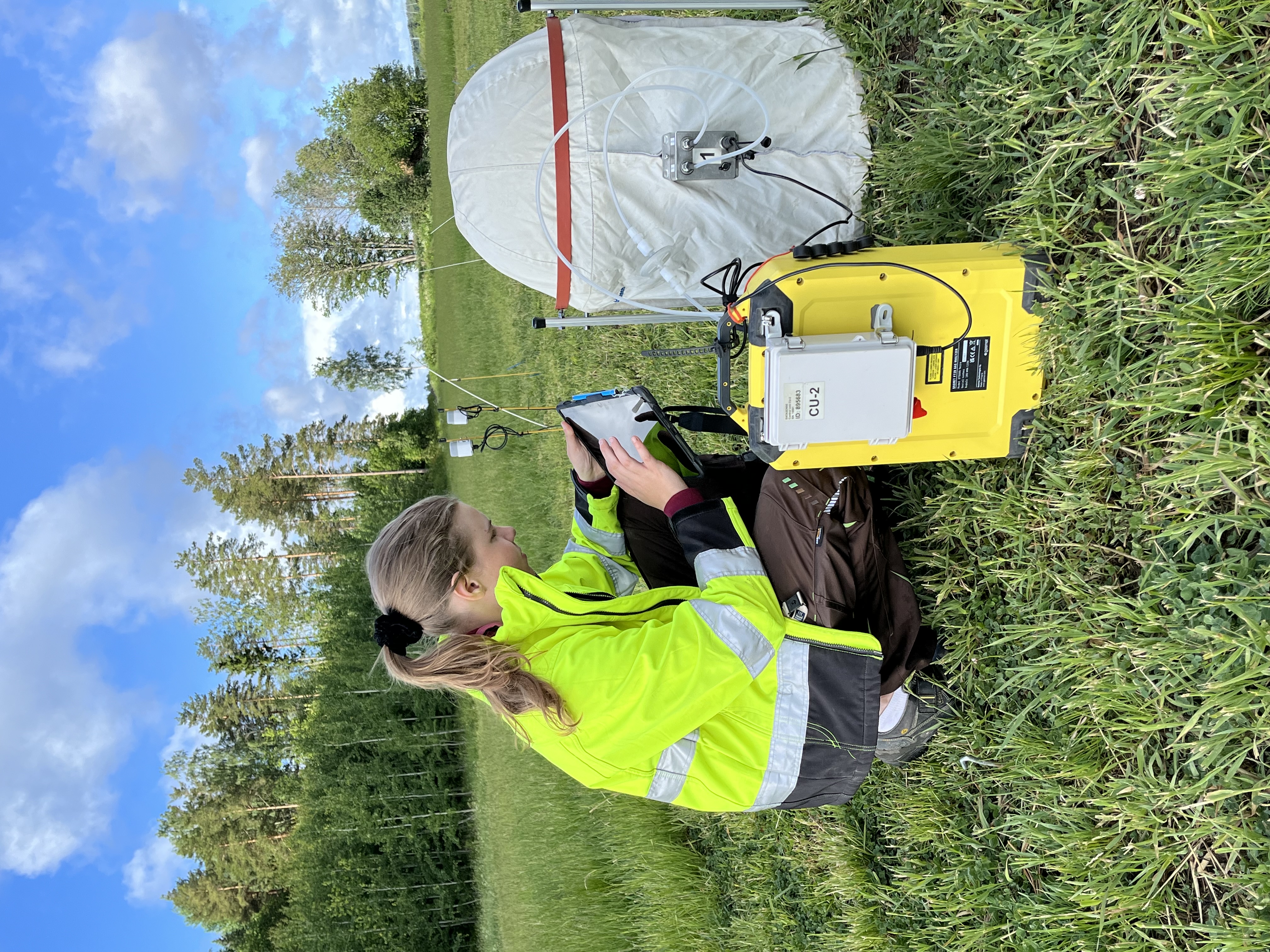 Kammiomittauksia Kotkaniemess&auml;. Kuvassa Kotkaniemen ty&ouml;ntekij&auml; Suvi Taruma.