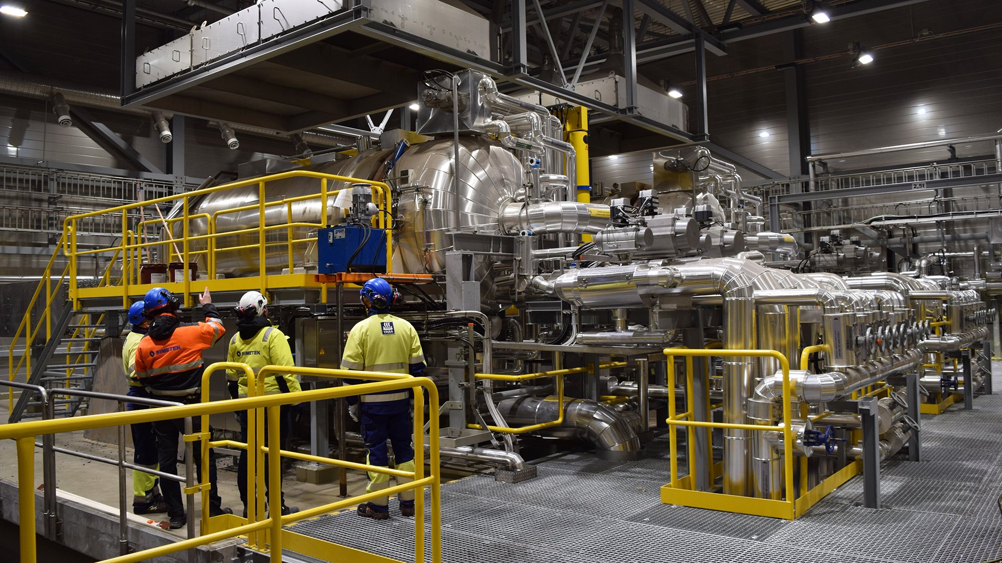 Työntekijöitä rikin sulatuslaitoksella