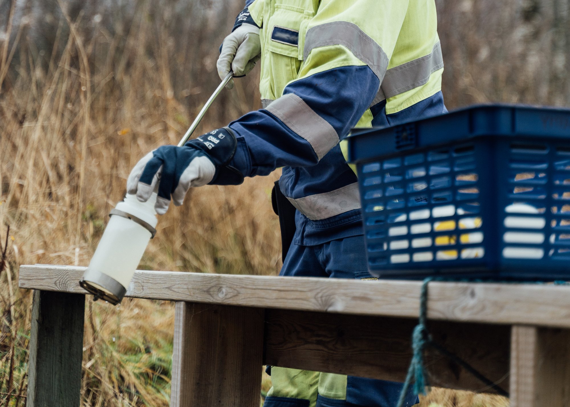 Kuvassa otetaan vesinäytettä Yaran alueella